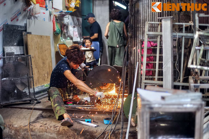 Ngày nay, ngành sản xuất chính trên phố Lò Rèn là chế tác đồ sắt và inox, với nhiều xưởng hoạt động dọc phố.