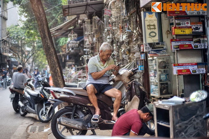 Trên bản đồ hành chính, người Pháp gọi phố này là rue des Forgerons, nghĩa là phố Thợ Rèn. Tên gọi phố Lò Rèn chính thức được sử dụng từ 1945 đến nay.