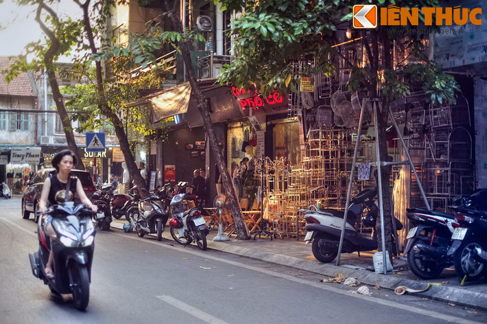 Phố Lò Rèn là con phố dài khoảng 130m, đi từ ngã tư Hàng Cá—Thuốc Bắc, cắt ngang Hàng Đồng và kết thúc tại ngã ba Hàng Gà ở khu phố cổ Hà Nội. Đây nguyên là đất thôn Tân Khai thuộc tổng Tiền Túc (sau đổi là tổng Thuận Mỹ) huyện Thọ Xương cũ.
