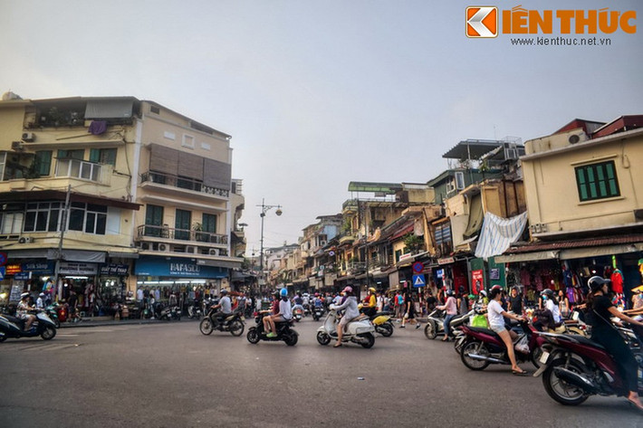 Nằm trên trục chính của phố cổ, tiếp giáp với bờ phía Bắc hồ Hoàn Kiếm, phố Hàng Đào là một con phố có vị thế đặc biệt của khu phố cổ Hà Nội.