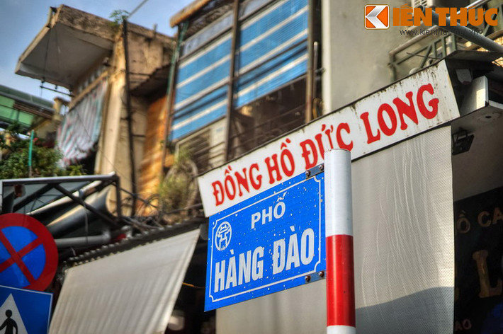 Phố mang tên gọi Hàng Đào bởi xưa kia các cửa hiệu trên phố chuyên bán các loại vải nhuộm hồng, nhuộm đỏ cùng những màu khác xen lẫn. Thời Pháp thuộc, phố mang tên là Rue de la Soie (phố Tơ Lụa).