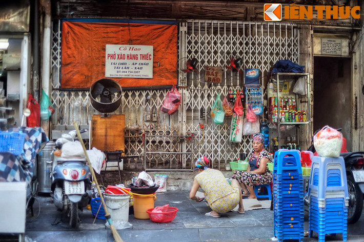 Ngoài ra, trên phố cũng có một số hàng quán ngon phục vụ nhu cầu ẩm thực của người dân và du khách.