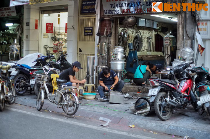 Những người thợ cặm cụi làm việc ngay trên vỉa hè là cảnh tượng thường ngày ở phố Hàng Thiếc.