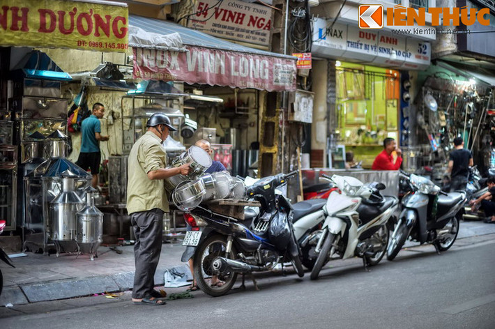 Nằm ở phía Tây khu phố cổ Hà Nội, phố Hàng Thiếc dài khoảng 140 mét, một đầu thông sang phố Hàng Nón và một đầu là ngã tư Bát Đàn - Thuốc Bắc. Trong các phố nghề truyền thống còn được duy trì ở 36 phố phường Hà Nội, phố Hàng Thiếc với nghề làm đồ thiếc là phố nghề quy mô lớn nhất.