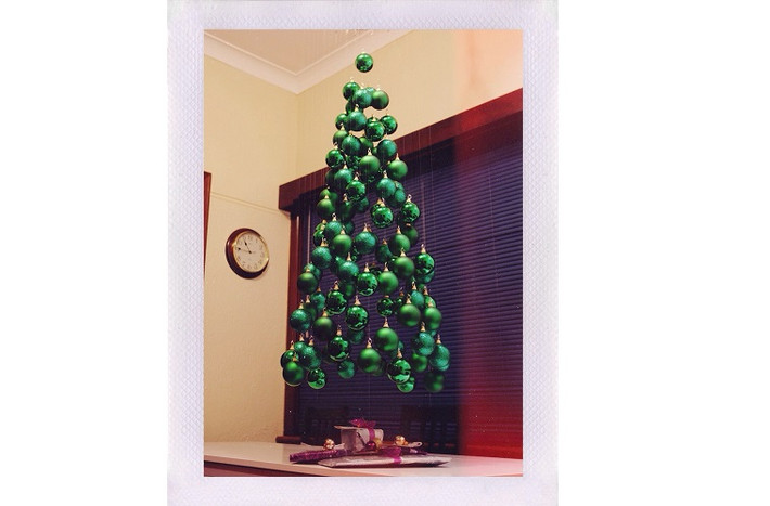 1. Thông Noel treo: Bằng cách sử dụng những vật liệu như bóng tenis, bóng bàn, những quả cầu trang trí Noel hoặc bất cứ vật dụng gì bạn có, hãy kết chúng lại và treo lên theo hình tháp, nối thêm đèn nhấp nháy, kim tuyến (nếu có điều kiện). Vậy là bạn đã có một cây thông Noel lơ lửng trong nhà.