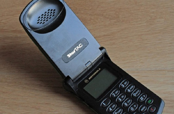 Năm 1996, Motorola đã giới thiệu thế giới đến điện thoại vỏ sò đầu tiên Motorola StarTAC. Giá của nó vào khoảng 1000 USD. Các tính năng chính của điện thoại hỗ trợ tin SMS, cho lưu 2.800 địa chỉ liên hệ.