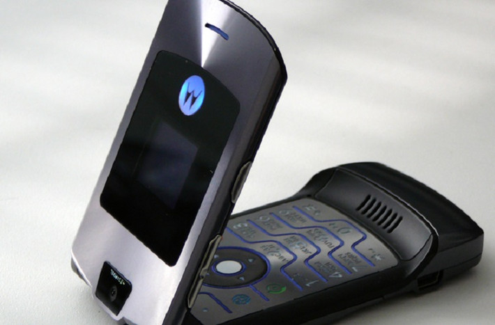 Một sản phẩm vô cùng đình đám là Motorola Razr V3. Hơn 130 triệu chiếc được sản xuất trong giai đoạn năm 2004-2006, và trở thành điện thoại bán chạy nhất trong lịch sử của ngành công nghiệp di động.