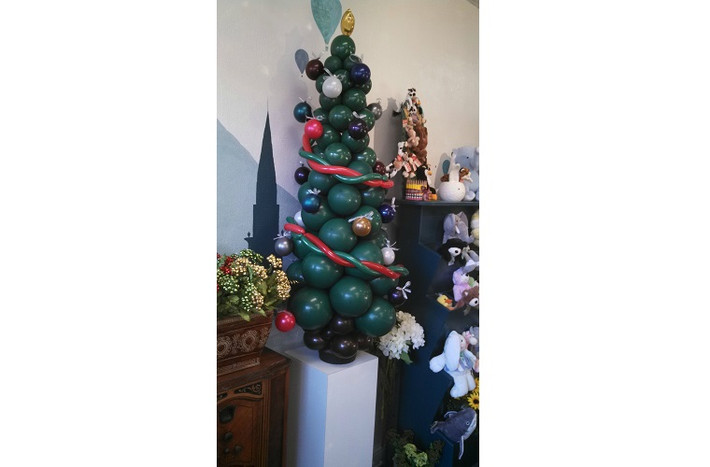 6. Từ bong bóng: Để tạo nên cây thông Noel kiểu này cũng khá đơn giản, nhưng bạn sẽ hơi mất công cho việc thổi và kết những quả bong bóng lại với nhau.