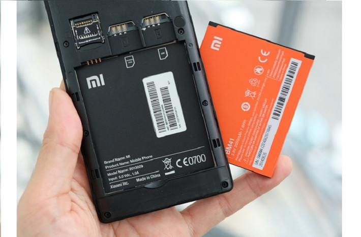 Pin đi kèm dung lượng 2.000 mAh, mức trung bình so với các di động cùng màn hình khoảng 4,7 đến 5 inch.