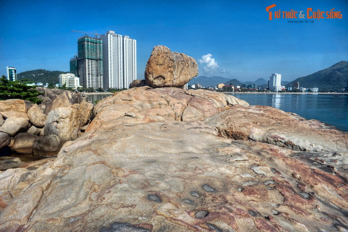 2. Nằm bên bờ vịnh Nha Trang, Hòn Chồng là thắng cảnh nổi tiếng của thành phố biển Nha Trang. Tâm điểm của thắng cảnh này là một khối đá lớn, phía mặt đá quay ra biển có một vết lõm hình bàn tay khổng lồ. Quanh hình bàn tay này có rất nhiều huyền thoại được thêu dệt.