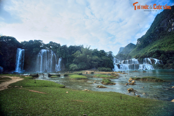 Đến địa phận xã Đàm Thủy của huyện Trùng Khánh, sông Quây Sơn chảy qua những đứt gãy địa hình, tạo nên một thác nước tuyệt đẹp, chính là thác Bản Giốc.