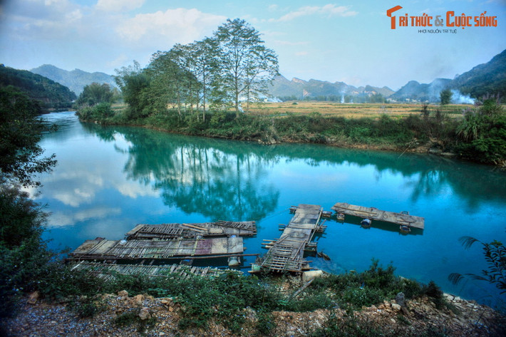 Một khúc sông Quây Sơn ở hạ nguồn thác Bản Giốc. Dòng sông thơ mộng này tạo nên một đường biên giới tự nhiên giữa Việt Nam và Trung Quốc ở địa phận tỉnh Cao Bằng, từ cột mốc 836 đến cột mốc 845.