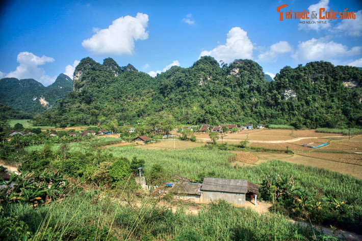 Bức tranh sơn cước bên Quốc lộ 3, địa phận huyện Quảng Yên.