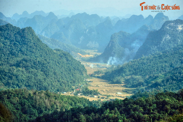 Bức tranh phong cảnh đẹp mãn nhãn trên đường tỉnh 208, địa phận huyện Thạch An, gần thị trấn Đông Khê.