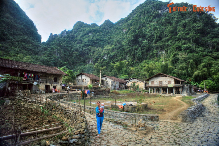 Nằm giữa Công viên địa chất Non nước Cao Bằng, làng đá Khuổi Ky (Đàm Thủy, Trùng Khánh) là ngôi làng cổ nổi tiếng của người Tày, có tuổi đời hơn 400 năm. Các ngôi nhà trong làng xây bằng đá, được bao quanh bởi những khối núi đá hùng vĩ.