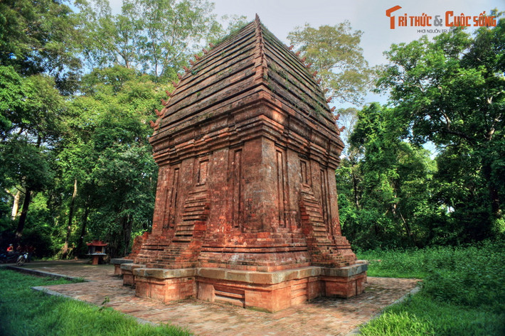 7. Tháp Yang Prong. Nằm ở xã Ea Rốk, huyện Ea Súp, tháp Yang Prong là tòa tháp Chăm duy nhất được phát hiện ở khu vực Tây Nguyên. Tháp cao 9 mét, được xây dựng vào khoảng cuối thế kỷ thứ 13, tương ứng với triều đại vua Chăm lúc đó là Jaya Sinhavarman III.