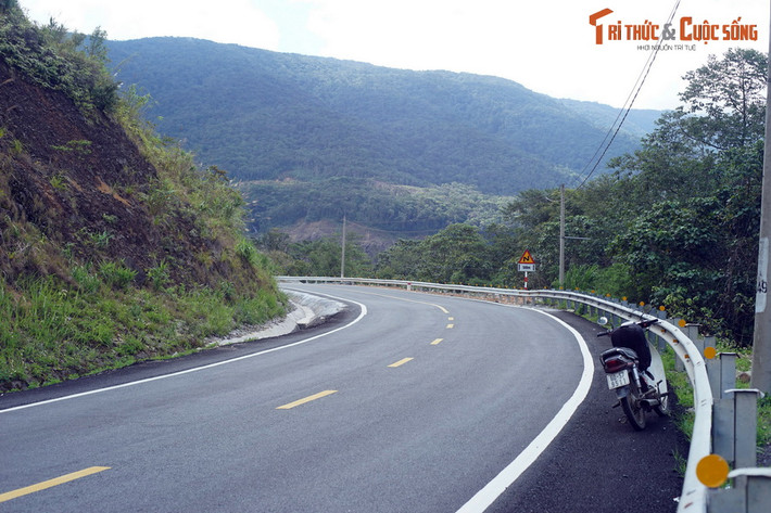 Nằm trên Quốc lộ 27 ở địa phận huyện Khánh Vĩnh, đèo Khánh Lê là cung đường đèo núi dài và hiểm trở nhất tỉnh Khánh Hòa.