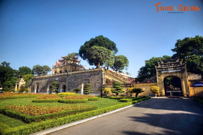 4. Hoàng thành Thăng Long. Di sản văn hóa thế giới Hoàng thành Thăng Long là quần thể di tích gắn với lịch sử hình thành và phát triển của Thủ đô Hà Nội. Những công trình quan trọng còn được bảo tồn ở nơi đây là Đoan Môn, Kỳ đài, thềm điện Kính Thiên, Hậu lâu và Chính Bắc Môn.