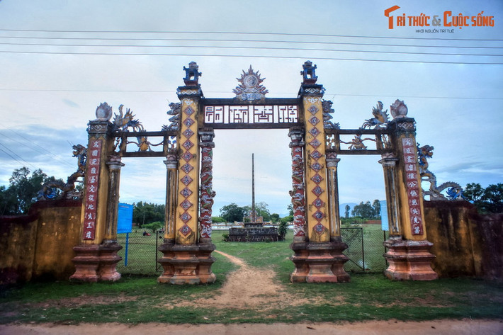 6. Thành Đồ Bàn. Nằm ở thị xã An Nhơn, tỉnh Bình Định, thành Đồ Bàn (Vijaya) là kinh đô của vương quốc Champa từ năm 999-1471. Cuối thế kỷ 18, thành được nhà Tây Sơn xây mới để làm kinh đô. Ngày nay nơi đây lưu giữ dấu tích nhiều thời kỳ lịch sử khác nhau, từ Champa đến Nguyễn.