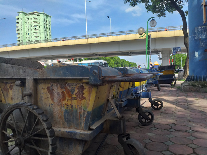 Những thùng rác chứa nước thải được chuẩn bị với số lượng lớn.