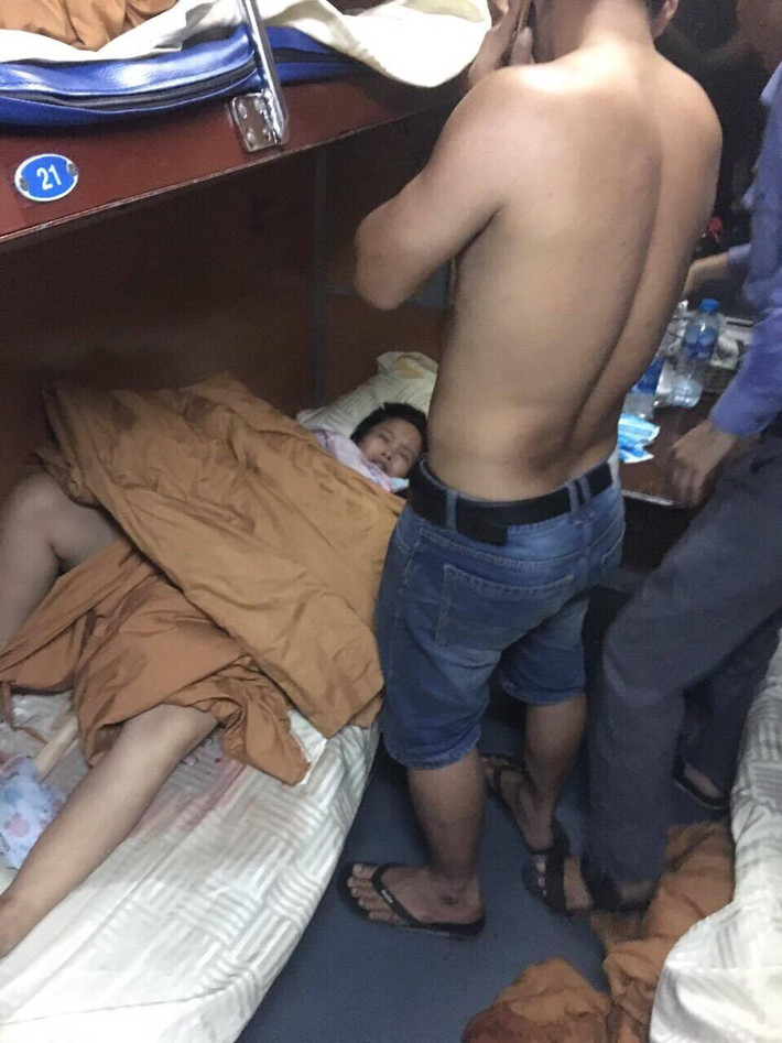 Ngay lập tức, anh Huỳnh Hữu Nghĩa - Trưởng tàu SE10 đã thông báo trên loa kêu gọi hành khách nào có chuyên môn phối hợp cùng tổ tàu hỗ trợ sản phụ. Cùng thời điểm trên, anh Nghĩa cũng gọi điện tới ga Đông Lê đề nghị chuẩn bị sẵn sàng hỗ trợ khi tàu đến ga.