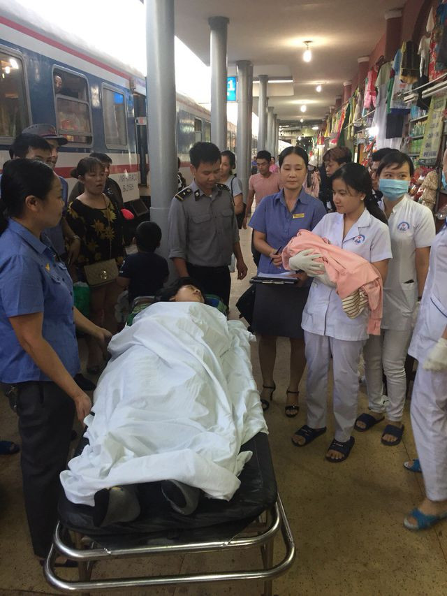 Được sự giúp đỡ của Tổ tàu và chị Dần, chỉ sau vài phút, sản phụ đã sinh một bé gái nặng khoảng 3kg “mẹ tròn con vuông” trong niềm vui vỡ òa của gia đình và nhân viên tổ tàu. Ngay sau khi đỡ đẻ an toàn, Tổ tàu đã điện báo trực ban ga Huế chuẩn bị công tác cấp cứu tại ga; vì vậy, ngay khi xuống tàu, 2 mẹ con chị Anh đã được đơn vị y tế hỗ trợ và nhanh chóng đưa vào bệnh viện.