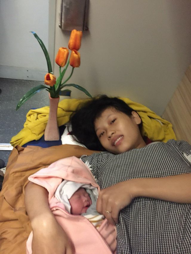Trước đó lúc 3h30 ngày 5/9/2018, trên tàu SE6 cũng có một trường hợp tương tự xảy ra. Khi tàu chạy đến khu gian Kim Liên - Hải Vân Nam, nhân viên phụ trách toa 6 Tạ Thị Dần thông báo với Trưởng tàu Nguyễn Văn Đức hành khách tại giường 38 có dấu hiệu trở dạ. Sản phụ là chị Nguyễn Thị Anh (quê Thanh Chương, Nghệ An).