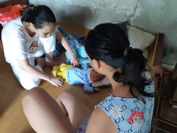 Bà Liên cho biết, từ ngày em H. sinh đứa con trong bụng, cả nhà ăn ngủ đều phải tranh thủ, gấp gáp. Mấy đứa cháu nhỏ của bà mới tí tuổi mà đã phải tự chăm nhau, đứa bé H. sinh ra vẫn chưa được đặt tên.