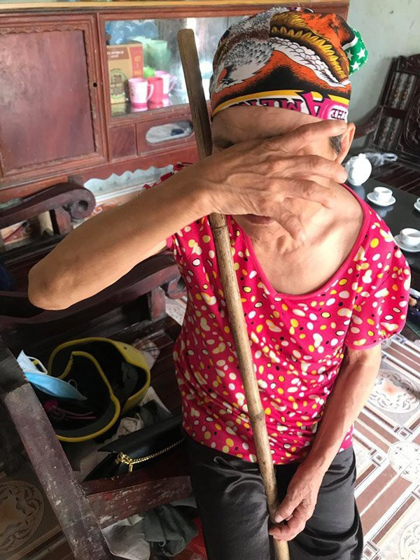 Kể về nỗi đau của gia đình, bà Nguyễn Thị Liên (mẹ đối tượng Nguyễn Văn Hải) cho biết ngoài em H. vừa mới sinh con được khoảng 2 tháng, nữ sinh còn có 3 người em khác. Tất cả đều có vấn đề về thị lực.