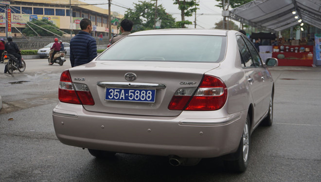 Chánh văn phòng HĐND tỉnh Ninh Bình Trịnh Xuân Hồng cho biết: Văn phòng HĐND tỉnh đã làm thủ tục đề xuất với các đơn vị chức năng để thu hồi 2 biển xanh số 80B-2924 và 35A-5888, nhưng chưa nắm được việc thu hồi đã hoàn tất hay chưa. Khi được hỏi về trách nhiệm của Văn phòng HĐND tỉnh Ninh Bình đã nhiều năm để tồn tại 1 chiếc xe 2 biển số, thì ông Hồng không trả lời.