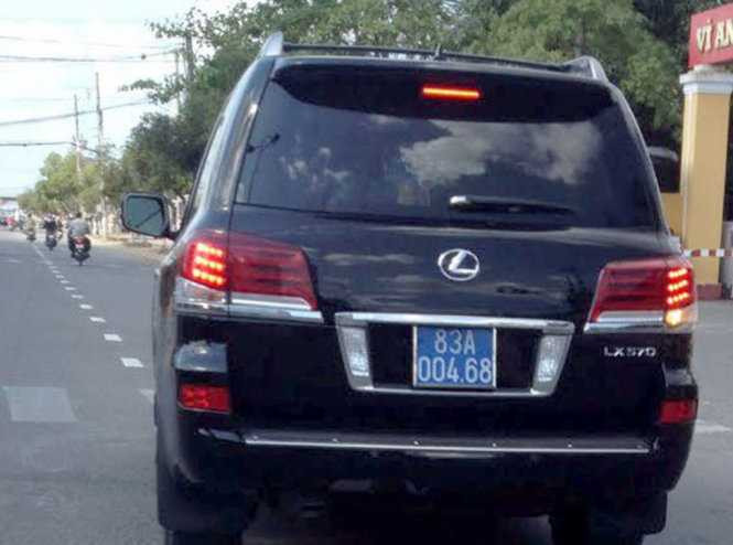 4 xe Lexus mang BKS 83A - 004.68, 83A - 033.33, 83A - 066.66 và 83A - 099.99 được cho là của Công an tỉnh Sóc Trăng. Một trong số những xe này giao cho các lãnh đạo tỉnh sử dụng. Giá trị môi xe Lexus LX 570 vào thời gian đó rơi vào khoảng 5 tỷ đồng.