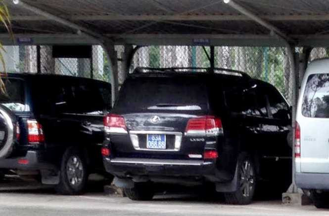 4. Bốn chiếc Lexus LX570 biển xanh ở Sóc Trăng: Cũng vào tháng 6/2016, dư luận ở Sóc Trăng không ngớt bàn tán về việc tỉnh này dùng tiền ngân sách mua bốn chiếc Lexus 570 (giá thị trường mỗi chiếc trên 5 tỷ đồng) vượt tiêu chuẩn cho phép.