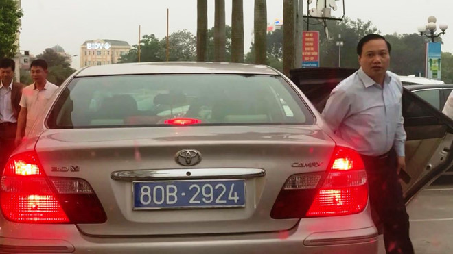 7. Phó Bí thư tỉnh đi 1 xe gắn 2 biển xanh: Chiếc ô tô Toyota Camry 3.0 màu ghi hồng thường chở ông Trần Hồng Quảng mang BKS 35A-5888 và một chiếc ô tô mang BKS 80B-2924 ở đường phố Ninh Bình, được ông Trần Hồng Quảng - Phó Bí thư tỉnh ủy Ninh Bình thường xuyên sử dụng. Hai xe này đều có số khung và số máy giống y hệt nhau.