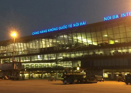 Tuy nhiên, ông Trần Tuấn Anh không có trên chuyến bay này. Nguồn tin của Vietnamnet cho biết, người được chiếc xe biển xanh của Bộ Công Thương đón là vợ ông Trần Tuấn Anh.
