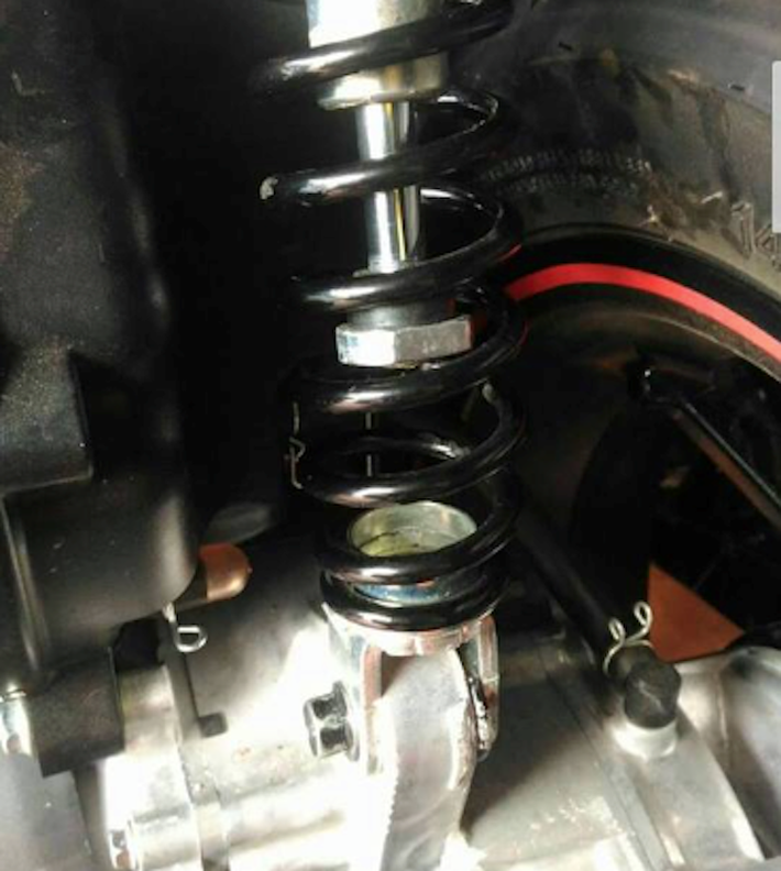Vào thời điểm phuộc xe bị gãy, chiếc NVX này đang chở 2 người gồm người lái và hành khách phía sau ở tốc độ 30 km/h. Khi đang vận hành, chủ xe bất ngờ nghe tiếng động bất thường phía sau khi qua đoạn đường xấu. Khi dừng lại kiểm tra, anh đã phát hiện phần chân ti phuộc ở bên dưới đã bị gãy.