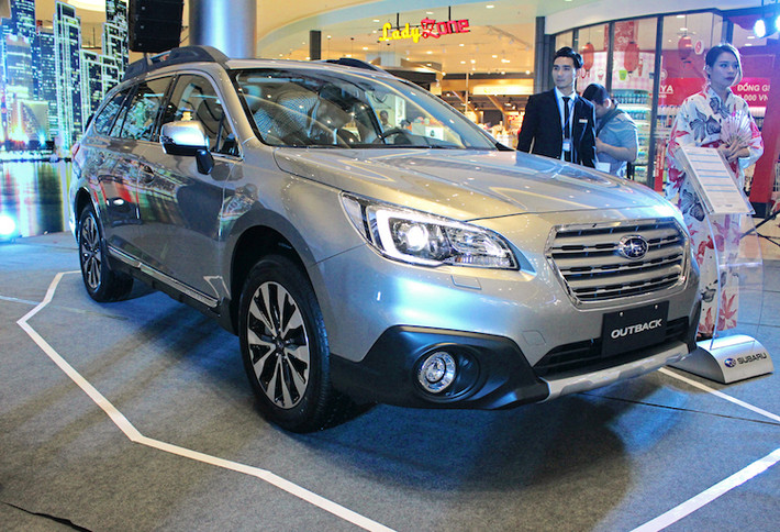 Vào ngày 15/4/2017, Subaru đã chính thức ra mắt 2 dòng xe mới của hãng tới khách hàng Hà Nội. Bên cạnh Forester 2017, mẫu xe thứ 2 được giới thiệu tới khách hàng Thủ Đô là chiếc Subaru Outback 2017. Đây là một mẫu xe khá "lạ" tại Việt Nam với kiểu dáng wagon 5 cửa "lai" crossover, dựa trên nền tảng mẫu sedan hạng D Subaru Legacy.