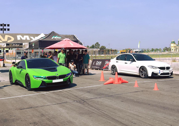 Vào ngày thứ 7 15/4/2017, hàng chục người chơi xe sang BMW thuộc nhóm BMW Saigon Drag Team cùng nhiều chủ siêu xe khác đã tụ họp về trường đua Happy Land, Long An để cùng nhau "thi tài tốc độ" theo thể thức đua drag 200 m.