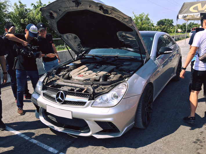 Chiếc coupe 4 cửa Mercedes CLS 55 AMG được độ khá triệt để của dân chơi Sài Gòn với bodykit Wald International Black Bison, mâm BC Forged HC033, ốp carbon Renntech. Thuộc đời 2006, chiếc xe này có giá hiện tại khoảng dưới 1,5 tỷ đồng tại Việt Nam.