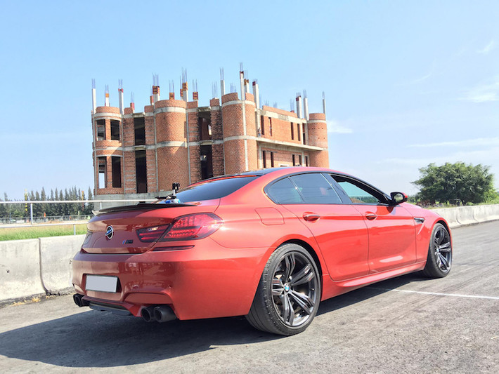 Một số mẫu xe BMW hàng hiếm hơn cũng đã trực tiếp tham gia thi tài tốc độ, trong đó có BMW M6 Gran Coupe. Đây là dòng xe cực hiếm tại Việt Nam khi ước tính, chỉ có 3 chiếc "ra biển trắng" đang có mặt tại dải đất hình chữ S. Trong đó, 2 chiếc có màu trắng và cam Sakhir Orange đều xuất hiện tại Happyland.