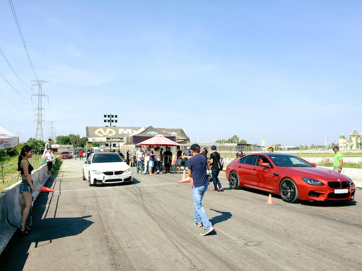Dù chiều dài đường đua khá ngắn nhưng với thể thức đua drag 200 m ở sân đua Happyland, những người đam mê xe hơi đã có thể trải nghiệm khả năng "đề pa" của "xế cưng" và thi tài mang tính chất vui vẻ. Yếu tố an toàn cũng được đảm bảo khi 2 bên đường đua là những hàng rào bằng bê tông.