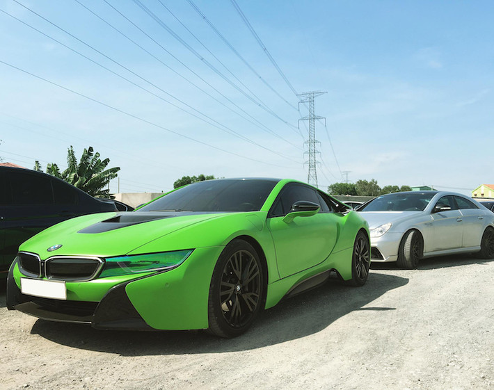 Siêu xe "xanh" cao cấp nhất của BMW hiện tại là i8 cũng có mặt với lớp dán màu xanh nhám bắt mắt. Từng là một mẫu xe "hot" trong giới đại gia Việt hồi 2015, BMW i8 có giá khoảng 8 tỷ đồng khi được nhập về.
