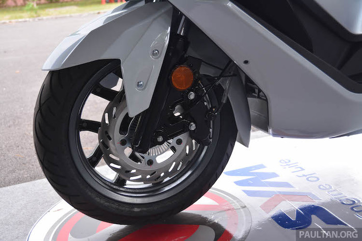 Là một mẫu maxi scooter, SYM được trang bị cặp bánh với cấu hình vành 14 inch ở phía trước và 13 inch ở phía sau. Cả hai bánh đều sử dụng phanh đĩa, với đĩa trước 260 mm và đĩa sau 240 mm. Hệ thống chống bó cứng phanh ABS là trang bị tiêu chuẩn trên CruiSYM 300i.