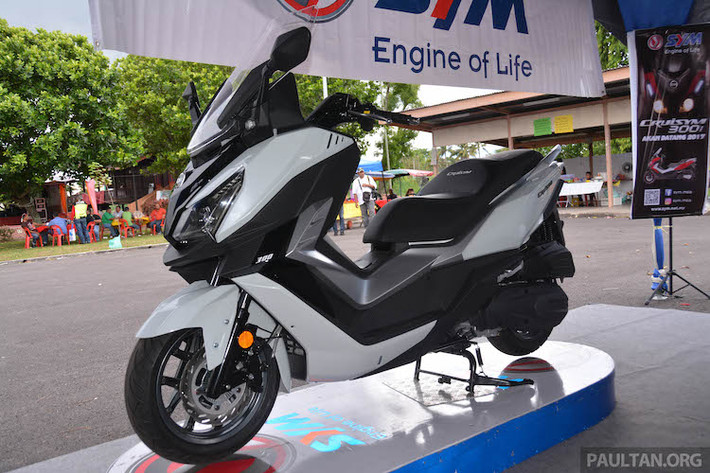 Được ra mắt lần đầu tại triển lãm Intermot vào tháng 10 tại Đức, SYM CruiSYM 300i là mẫu maxi scooter hoàn toàn mới, với mục đích sử dụng trong thành phố và có khả năng chạy đường dài trên cao tốc. SYM CruiSYM 300i chính là phiên bản thương mại của mẫu concept MAXSYM 500 được trưng bày tại triển lãm EICMA 2015, và cũng đã từng xuất hiện tại Việt Nam hồi tháng 4/2016 tại triển lãm xe máy VMCS.