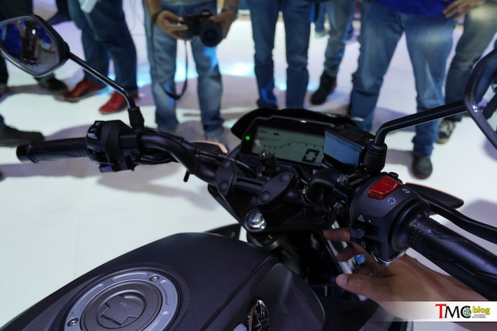 Kế thừa ưu điểm của thế hệ trước, Vixion 2017 vẫn sở hữu thay lái với ghi-đông cao đem lại tư thế ngồi thoải mái. Sự khác biệt chỉ nằm ở ghi-đông sơn màu đen mờ thay vì mạ bóng như trước, khiến chiếc xe trông "ngầu" hơn. Ở phía trên, bảng đồng hồ của xe đã được thay mới hoàn toàn với màn hình full LCD đơn sắc lấy từ Yamaha R15 thế hệ mới.