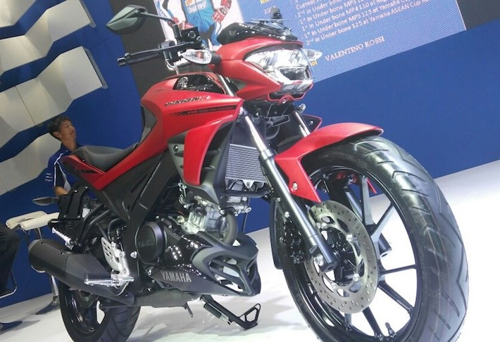 Vixion R cũng được trang bị cặp mâm 5 cánh kiểu xương cá như R15, kèm theo lốp trước 90/80/17 và lốp sau 130/70/17 y hệt R15. Các trang bị đáng chú ý khác của chiếc xe gồm cổng sạc USB và gắp sau thể thao như của R15, giúp giảm trọng lượng thấp hơn 1 kg so với phiên bản thường.