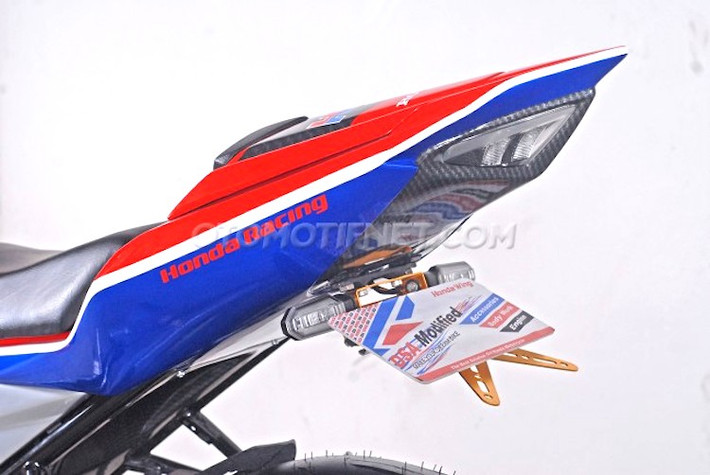 Để có thể "biến hóa" thành superbike, chiếc xe đã được trang bị một bộ quây gió và vỏ nhựa chế mủ hoàn toàn "thửa riêng", không lấy từ bất kỳ mẫu sportbike nào. Lấy cảm hứng từ mẫu xe siêu Moto GP "đường phố" Honda RC213V-S, bộ vỏ của xe đã được sơn airbrush phong cách HRC với 3 màu trắng-đỏ-xanh quen thuộc. Bộ đèn trước cũng là "hàng thửa", trong khi đèn sau được tận dụng từ CB150R Streetfre nguyên bản,