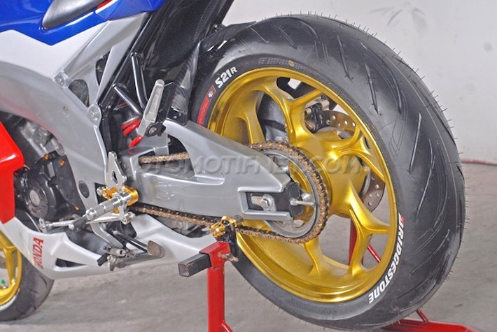 Với bánh sau sử dụng mâm Asio bản "khủng" lên tới 5,5 inch và lốp Bridgestone Battlax S21 kích thước 150/60/17, chiếc CB150R Streetfire đã có kiểu dáng thể thao và "đồ sộ" như những mẫu siêu xe môtô "hạng nặng" từ 600 cc trở lên.