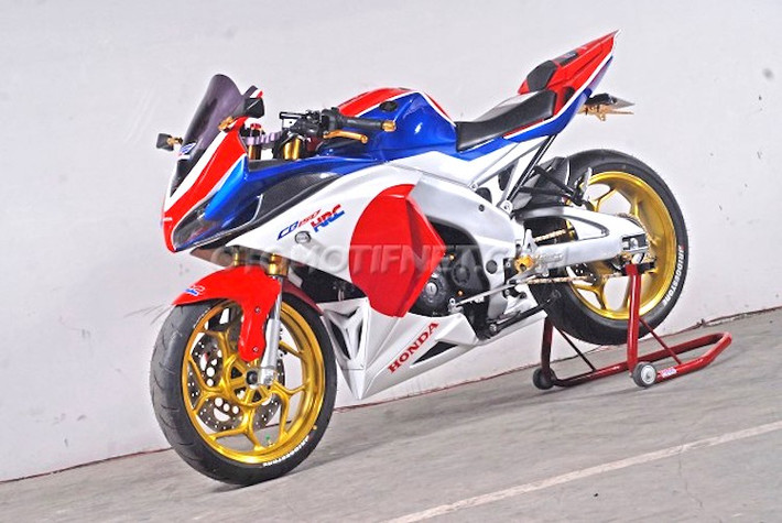 Vốn có kiểu dáng naked-bike nguyên bản, tuy nhiên một biker Indonesia đã tiến hành "lột xác" toàn bộ CB150R Streetfire thành kiểu dáng superbike đầy chất thể thao. Bắt đầu từ "dàn chân" trước, chiếc xe đã được độ phuộc trước USD đi kèm với mâm Axio với bản rộng 3 inch ở phía trước và lốp Bridgestone Battlax S21 kích thước 120/60/17.