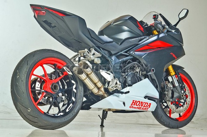 Thuộc phân khúc sportbike phân khối lớn "hạng nhẹ", chiếc Honda CBR250RR đã có ngoại hình "hoành tráng" không thua nhiều siêu môtô nhờ có "dàn chân" từ Ducati Streetfighter.