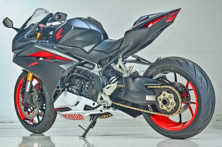 Tuy nhiên, cũng giống như những mẫu xe 250 cc khác, CBR250RR đi kèm cặp mâm có bản khá nhỏ, khiến cho chiếc xe có kiểu dáng phần nào hơi "yếu đuối" hơn. Để khắc phục nhược điểm này, một biker tại Jakarta, Indonesia đã tìm cách độ lại "dàn chân" của chiếc xe bằng các phụ tùng từ những dòng xe môtô phân khối lớn hơn.